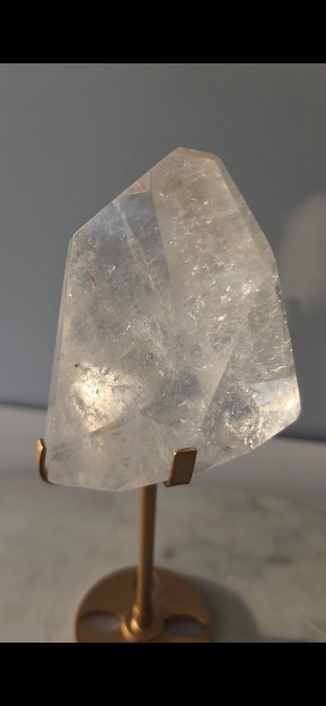 Premium natural Clear Quartz freeform crystal with exceptional clarity, ethically sourced and curated by Stone & Bloom.
Crystals good for mental clarity and clear thinking, Support focus, concentration, and intention setting.