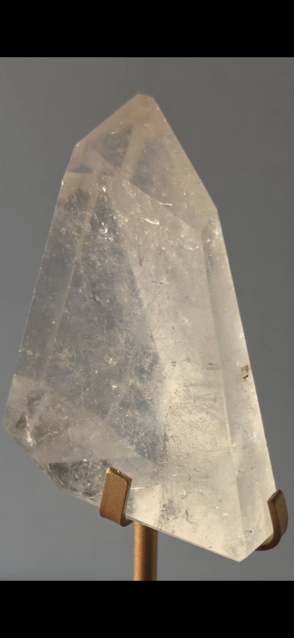 Premium natural Clear Quartz freeform crystal with exceptional clarity, ethically sourced and curated by Stone & Bloom.
Crystals good for mental clarity and clear thinking, Support focus, concentration, and intention setting.